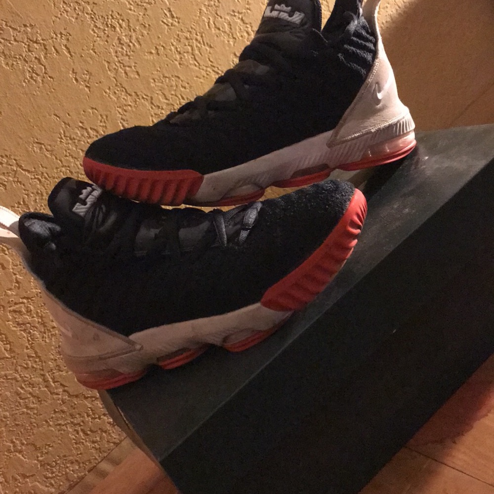 Lebron 16 Breds
